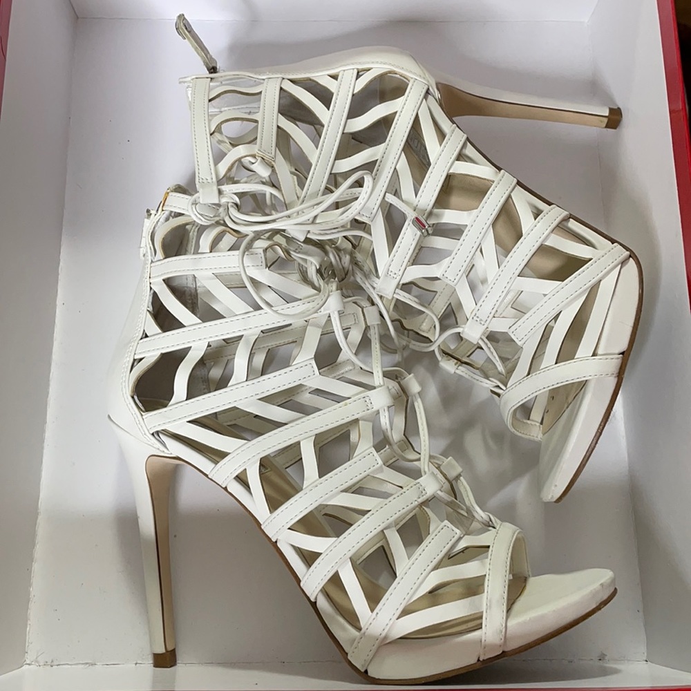 PRELOVED GUESS WHITE HEELS